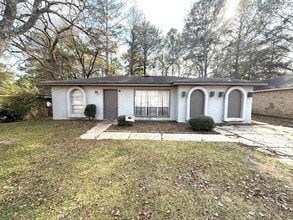 Building Photo - ** 3 Bed 2 Bath located in Regency Park ** Call 334-366-9198 to schedule a self showing