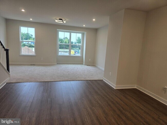 Building Photo - 33 Oasis Ave