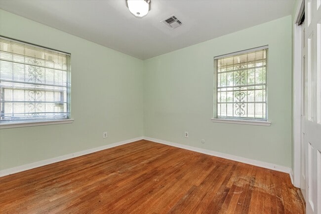 Building Photo - 7119 Bellaire Blvd