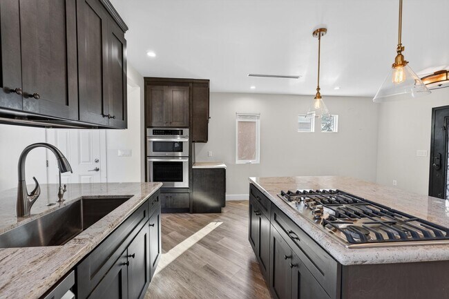 Building Photo - Beautifully Remodeled 3-Bedroom Home in Prime Lakewood Neighborhood