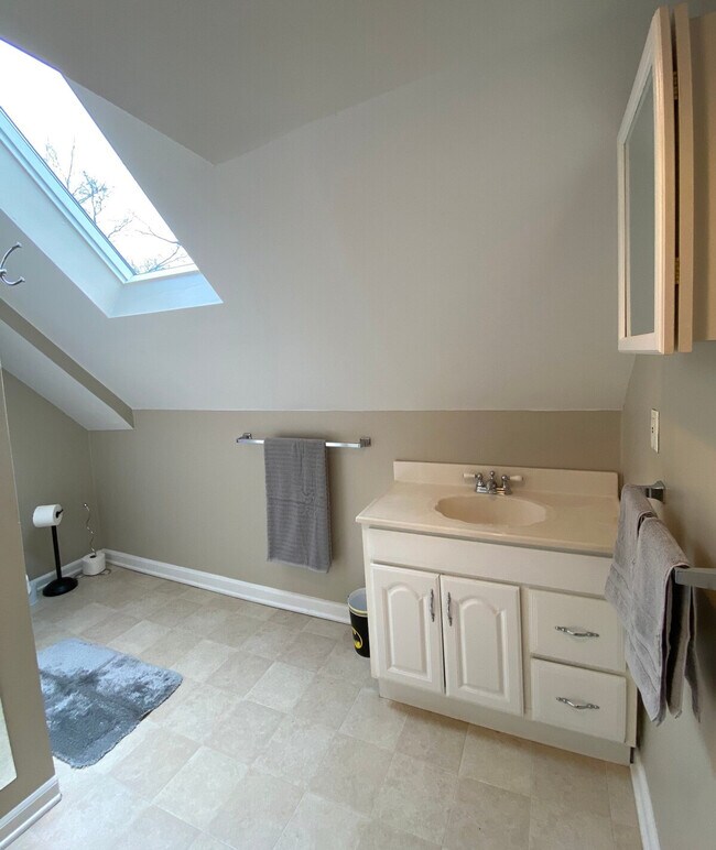 Building Photo - 1520 Maple Rd