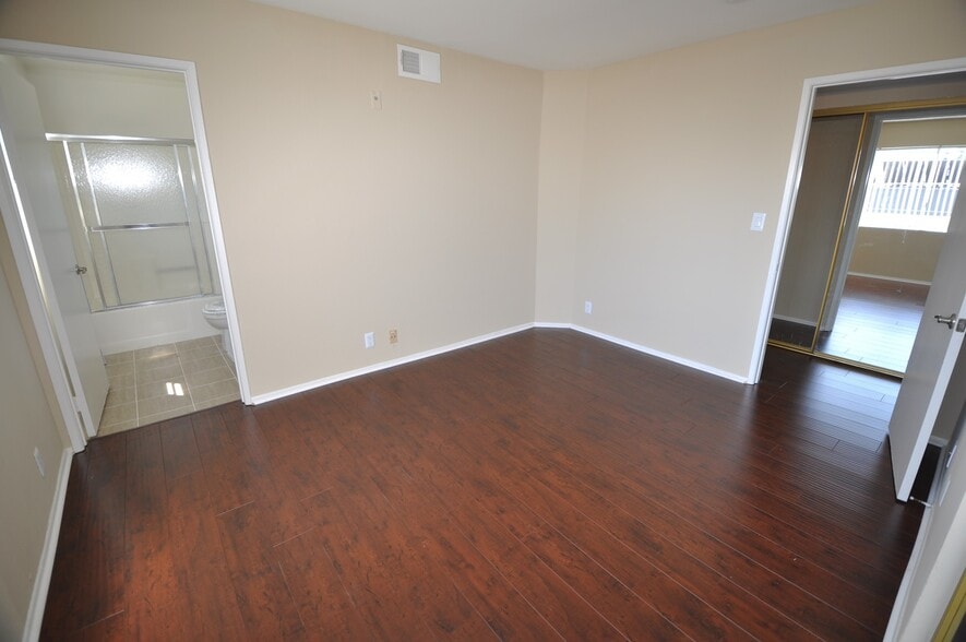 Building Photo - 5002 Tujunga Ave