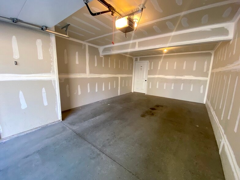 Building Photo - 3809 Cliffside Dr