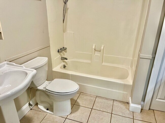 Building Photo - Hennon Dr #238