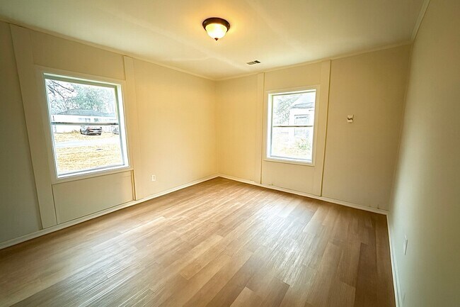 Building Photo - 1860 Woodland Ave SW