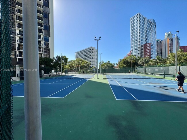 Building Photo - 1450 Brickell Bay Dr