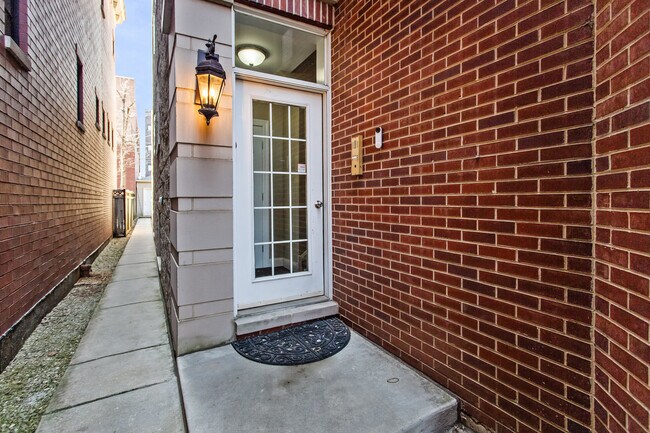 Building Photo - 3928 N Greenview Ave