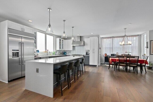 Building Photo - 5Bd/3.25Ba Seattle House