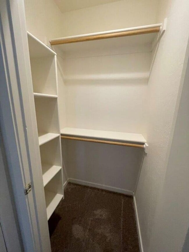 Building Photo - 330 S Farmer Ave