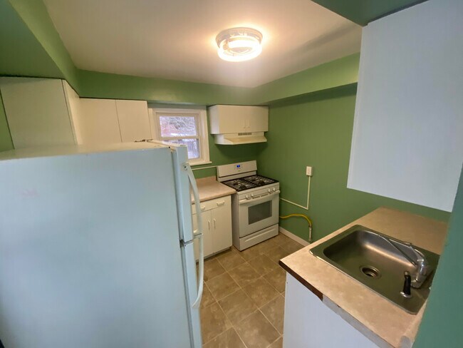 Building Photo - 2015 Cottage Ave E