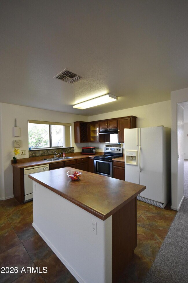 Building Photo - 2404 W Roeser Rd