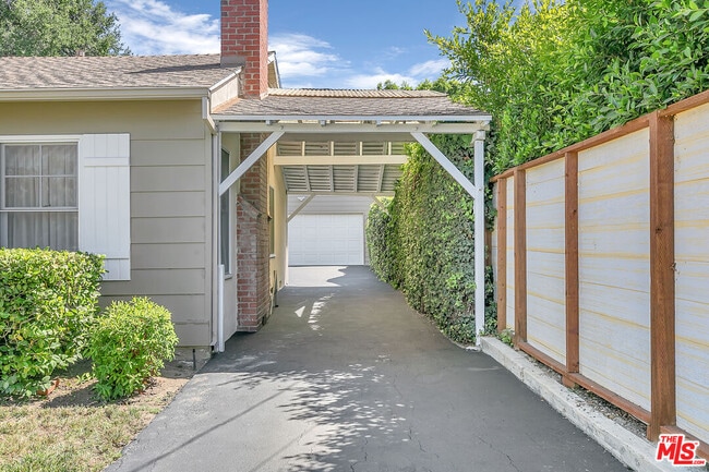 Building Photo - 15436 Camarillo St