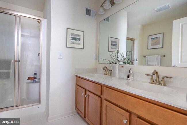 Building Photo - 873 Mapleton Ave