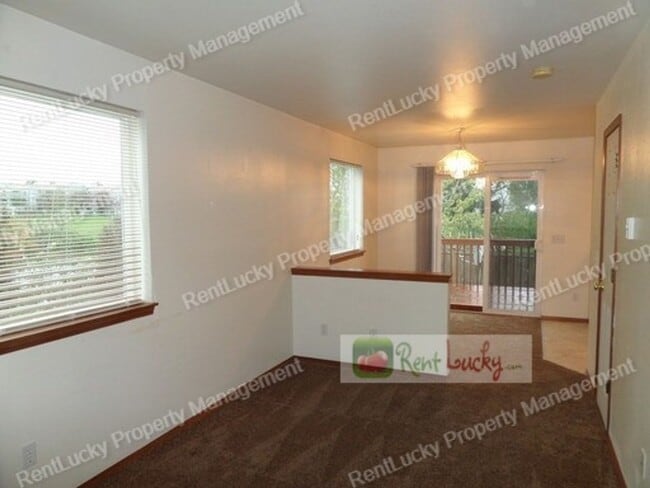 Building Photo - Fabulous 2 Bedroom Townhome With Attached Garage in Great RENTON Location!