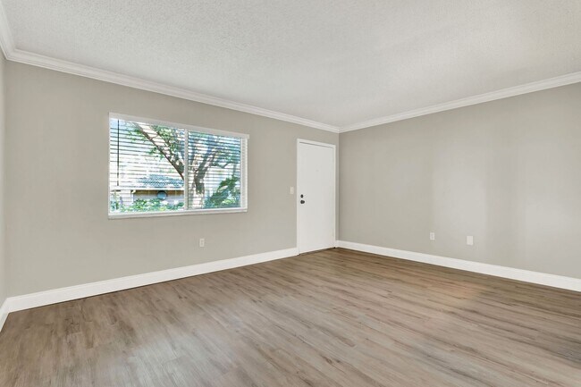 Building Photo - Newly Renovated ~ Ground Floor Condo in th...