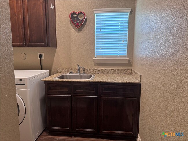 Building Photo - 2033 Catkins Ln