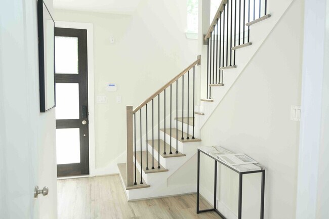 Building Photo - 2304 Live Oak St