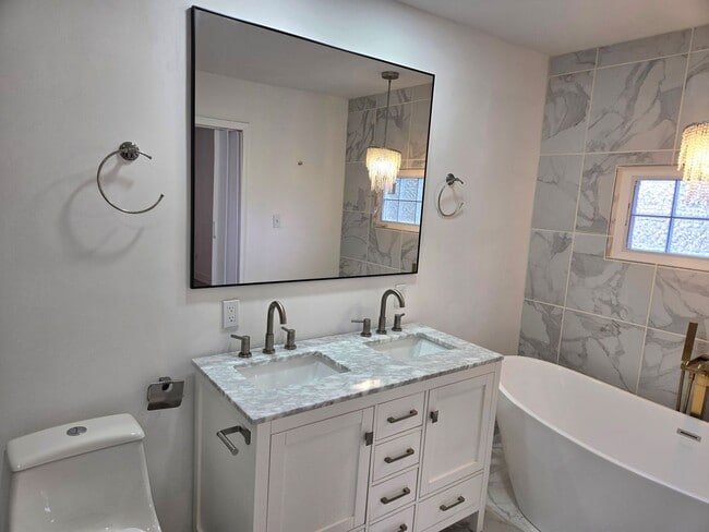 Building Photo - Spacious Five Bedroom