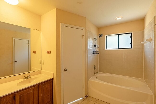 Building Photo - 2403 Monarch Dr