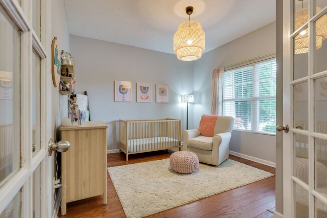 Building Photo - 3 Bed, 2 Bath One Level Home w/ Hardwood Throughout