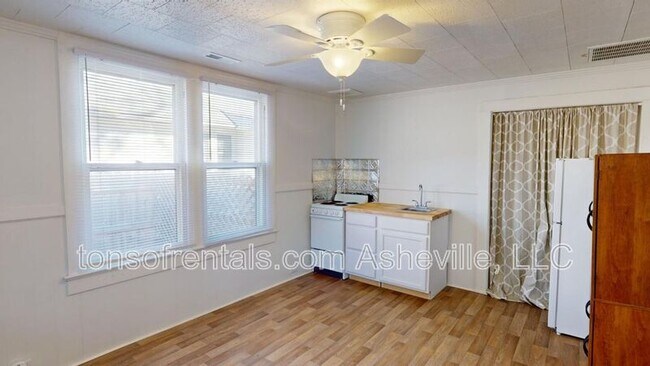 Building Photo - 326 Spring St