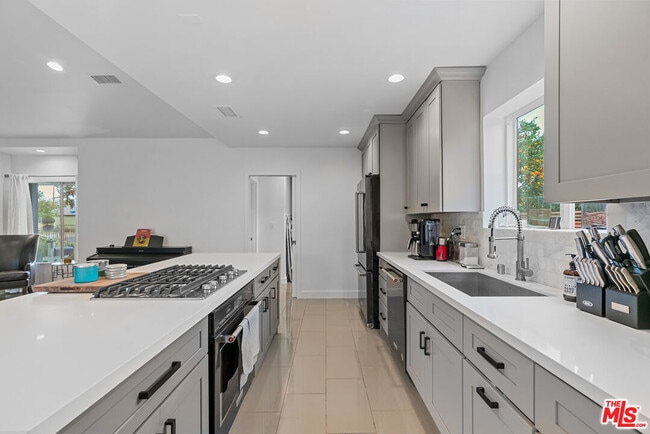 Building Photo - 6939 Noble Ave