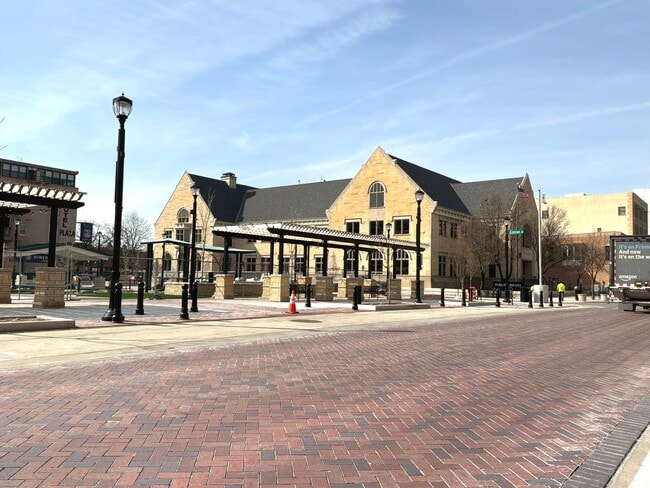 Building Photo - 224 E Cass St