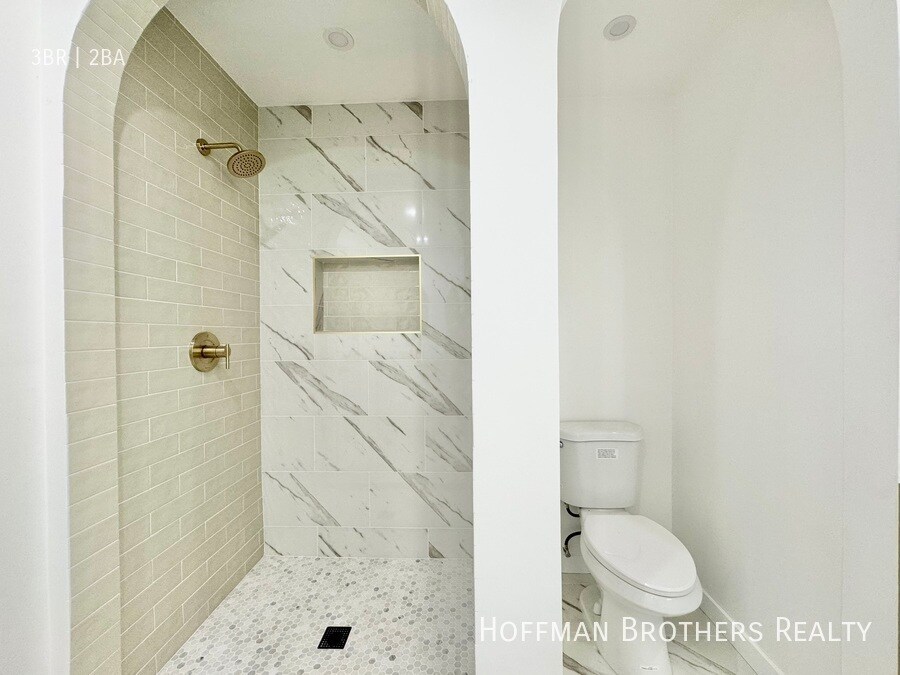 Building Photo - 302 N Mansfield Ave