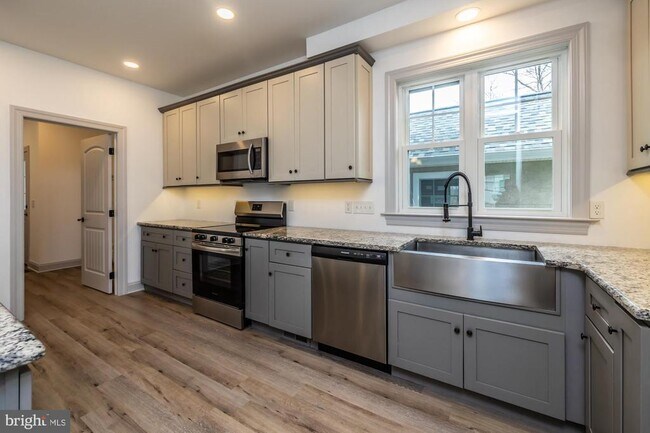 Building Photo - 411 James St