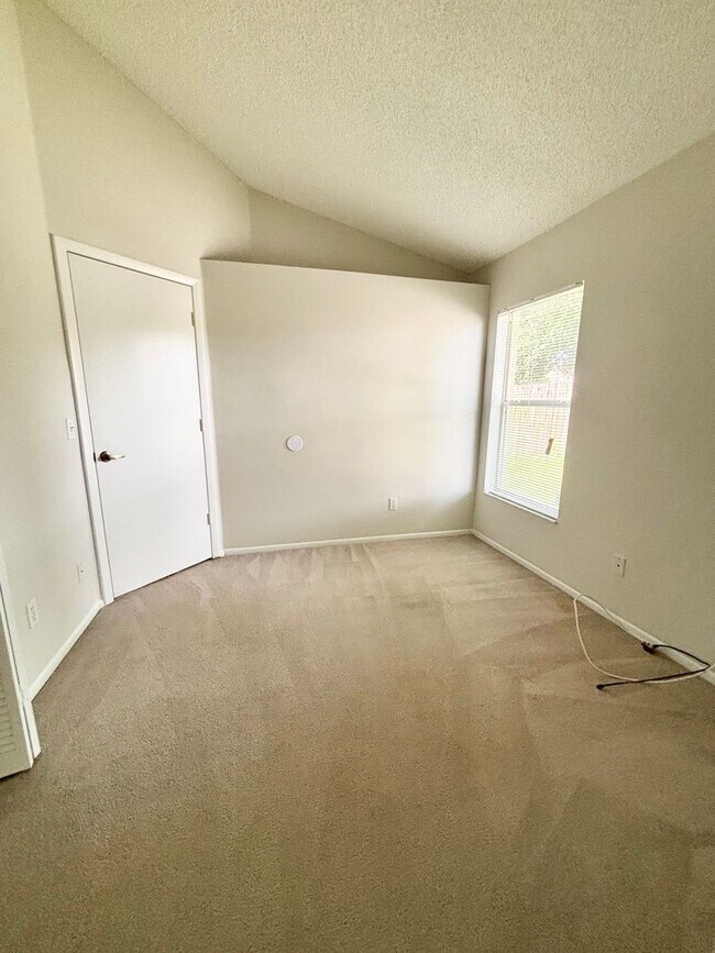 Building Photo - Ready to Move in!! Must See! Lake Mary Com...