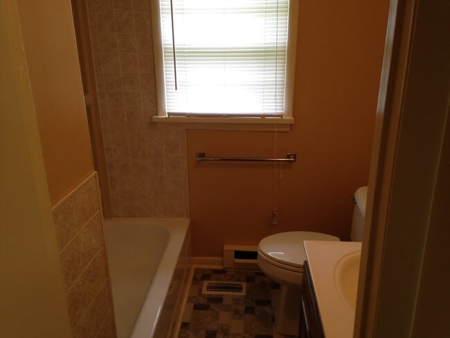 Building Photo - 3 Bedroom 2 Bath Brick Ranch-Style Home