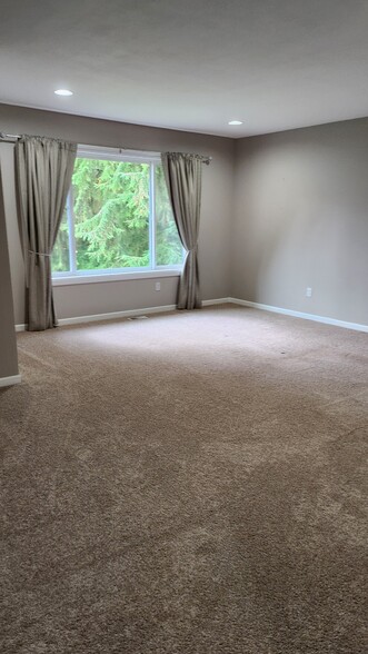 Huge bonus/theater room upstairs - 7409 245th Way NE