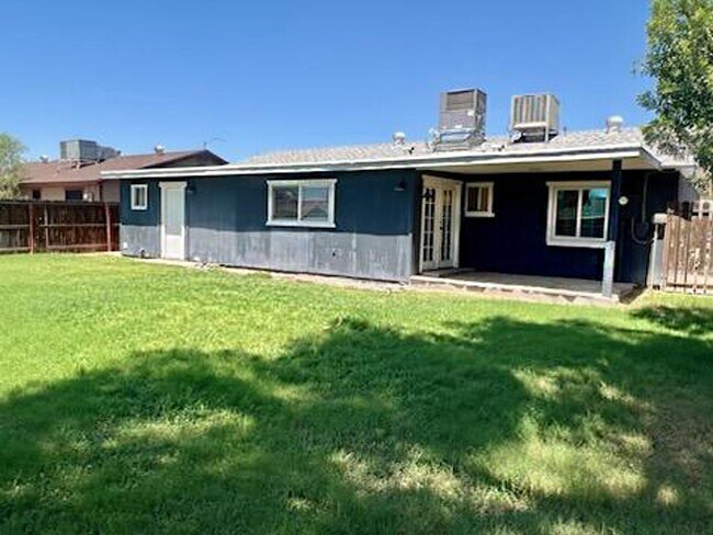 Building Photo - 3-bedroom by New Re-developed Paradise Val...