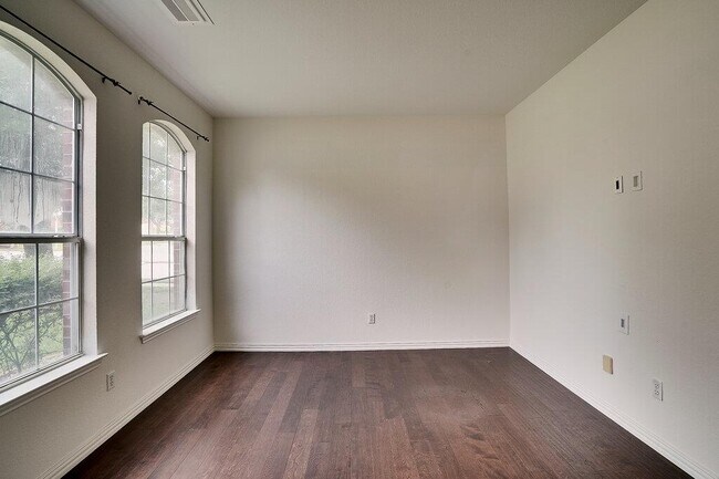 Building Photo - 1414 Laurel Oak Loop