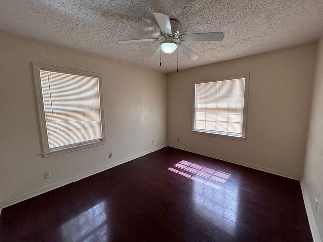 Building Photo - Nice space for the price!