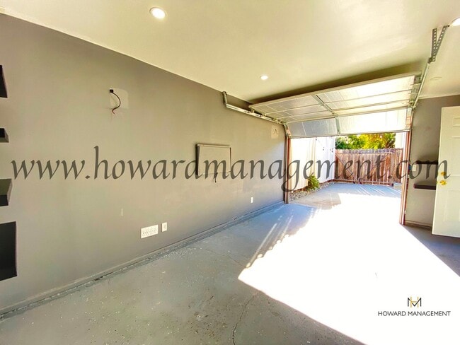 Building Photo - Lovely home with extra large backyard, con...