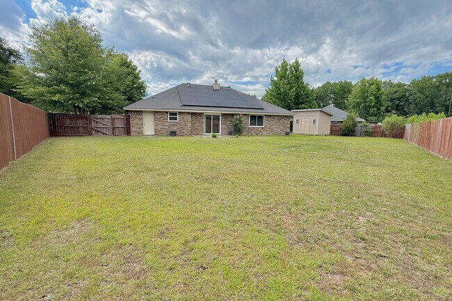 Building Photo - AVAILABLE NOW! (Pet Friendly)