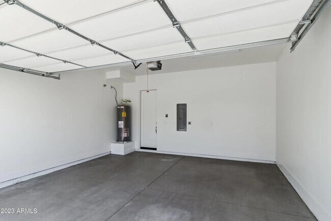 Building Photo - 902 W Hazelwood St