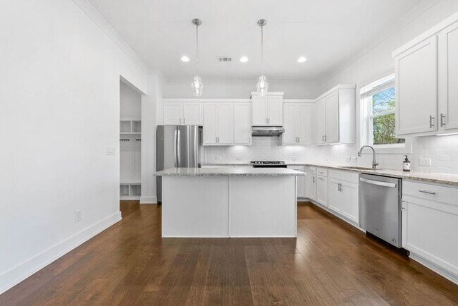 Building Photo - 3388 Kelowna Ct