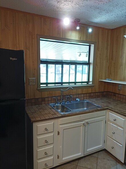 Building Photo - 471 Logan Ave