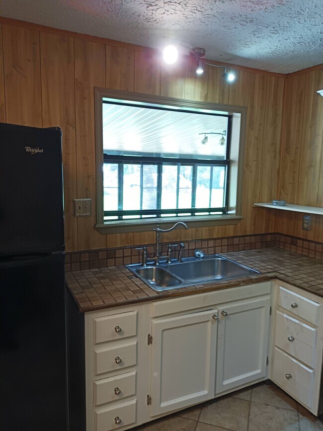 Building Photo - 471 Logan Ave