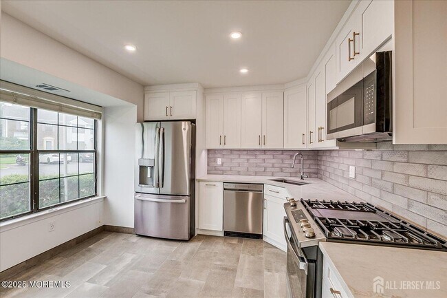 Building Photo - 369 Bromley Pl