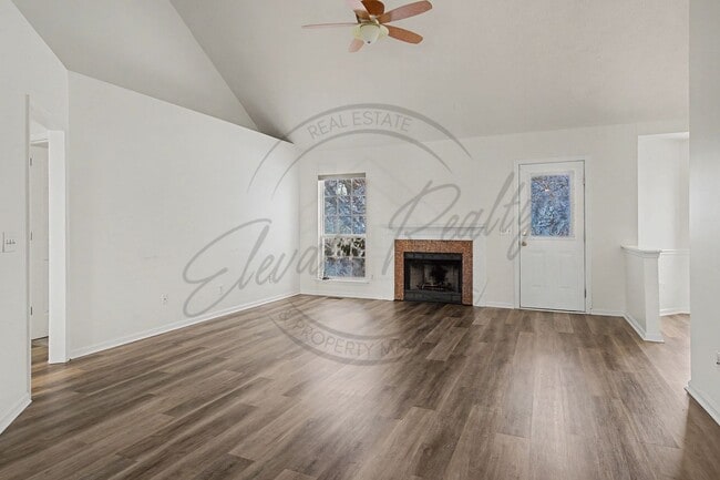 Building Photo - Three Bedroom Brick Home in Hendersonville!