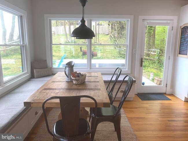 Building Photo - 3550 Bay View Dr