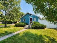 Building Photo - Adorable house close to University