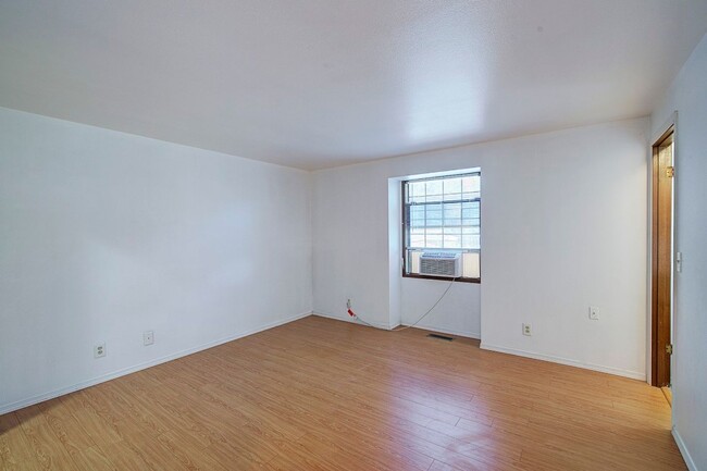 Building Photo - 4Bd/2.25Ba Redmond House
