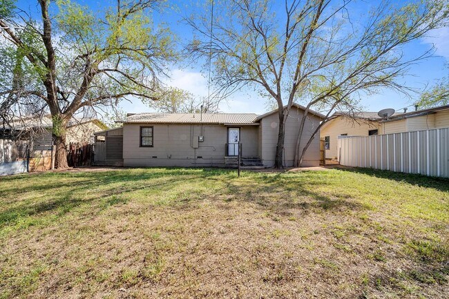 Building Photo - 1411 Sycamore St