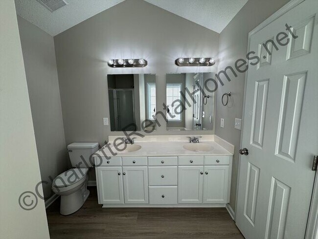 Building Photo - Beautifully updated 3-bedroom, 2-bathroom home for rent in Charlotte!