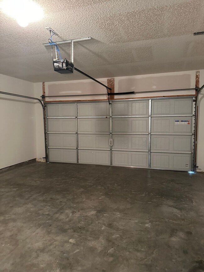 Building Photo - FOR RENT