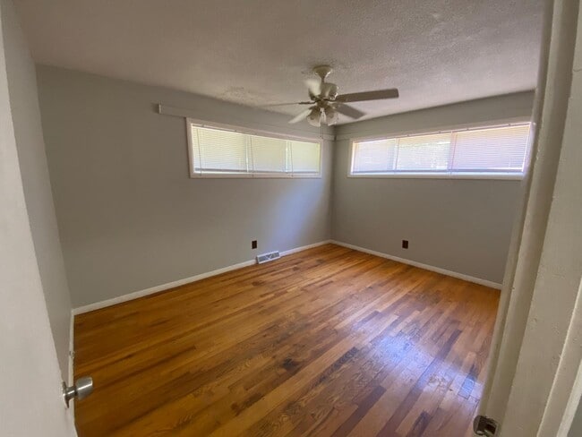 Building Photo - 521 Blendwood Dr
